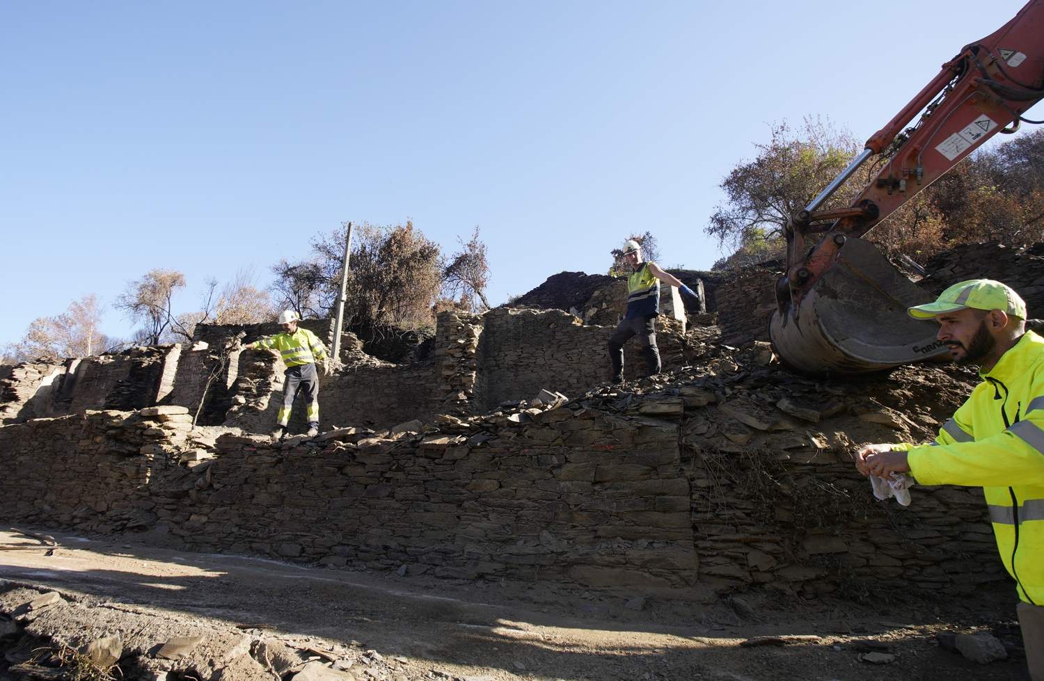 César Sánchez / ICAL . La directora general de Vivienda, Arquitectura, Ordenación del Territorio y Urbanismo, María Pardo, durante su visita las actuaciones de reconstrucción en Lusio (Oencia) César Sánchez / ICAL . La directora general de Vivienda, Arquitectura, Ordenación del Territorio y Urbanismo, María Pardo, durante su visita las actuaciones de reconstrucción en Lusio (Oencia)