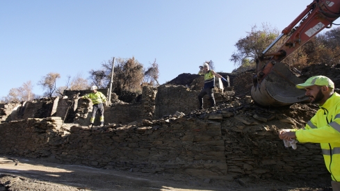 César Sánchez / ICAL . La directora general de Vivienda, Arquitectura, Ordenación del Territorio y Urbanismo, María Pardo, durante su visita las actuaciones de reconstrucción en Lusio (Oencia)