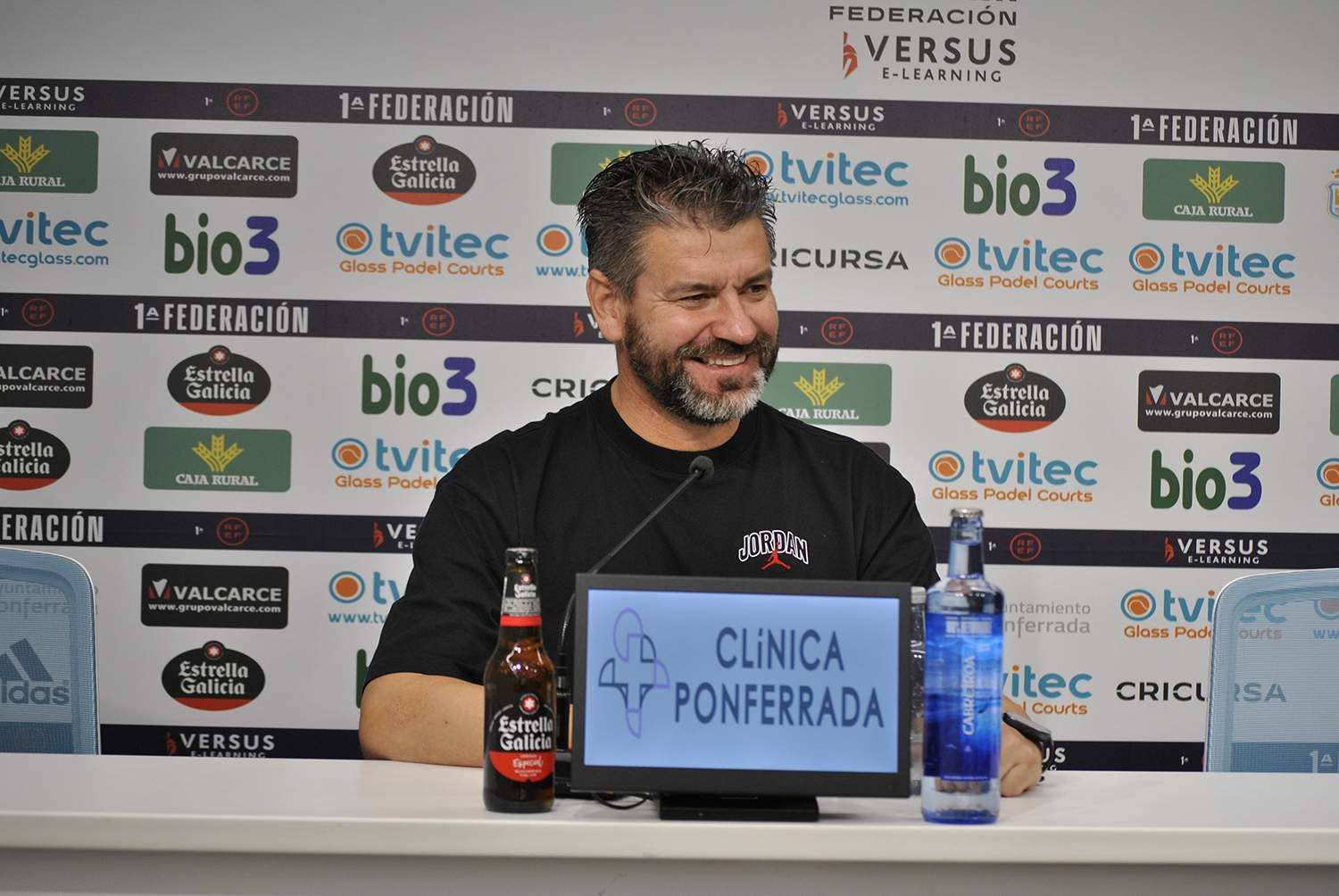 El entrenador de la Ponferradina, Fernando Estévez