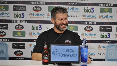 El entrenador de la Ponferradina, Fernando Estévez