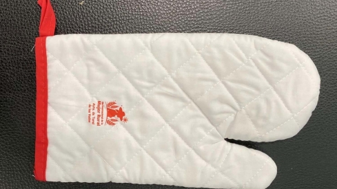 Polémica en Toral de los Vados por el reparto de manoplas de cocina en el Día de la Mujer Rural