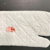 Polémica en Toral de los Vados por el reparto de manoplas de cocina en el Día de la Mujer Rural