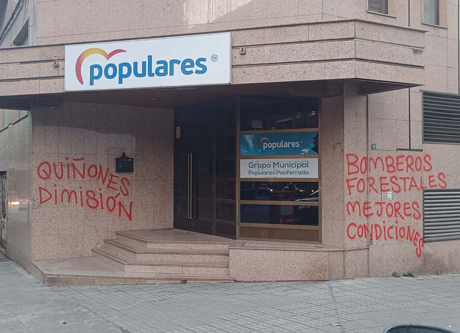 Pintadas en la sede del PP de Ponferrada Pintadas en la sede del PP de Ponferrada