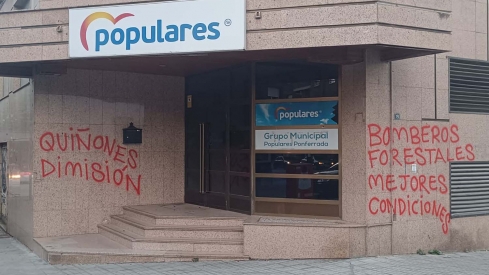 Pintadas en la sede del PP de Ponferrada