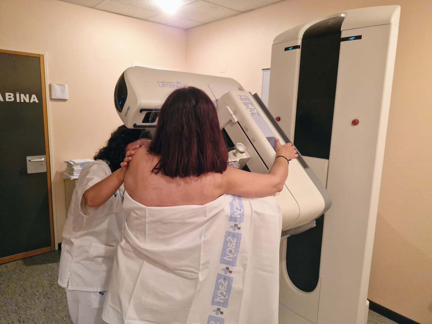 Una paciente de la Gasbi realizando una mamografía Una paciente de la Gasbi realizando una mamografía