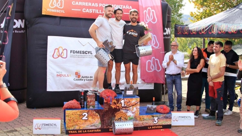 Podio autonómico con Manuel Merillas, Pedro Pinillas (Club de Montaña La Bóveda), segundo clasificado, y Mario Mirabel (Joma Trail - La Bóveda), tercero.