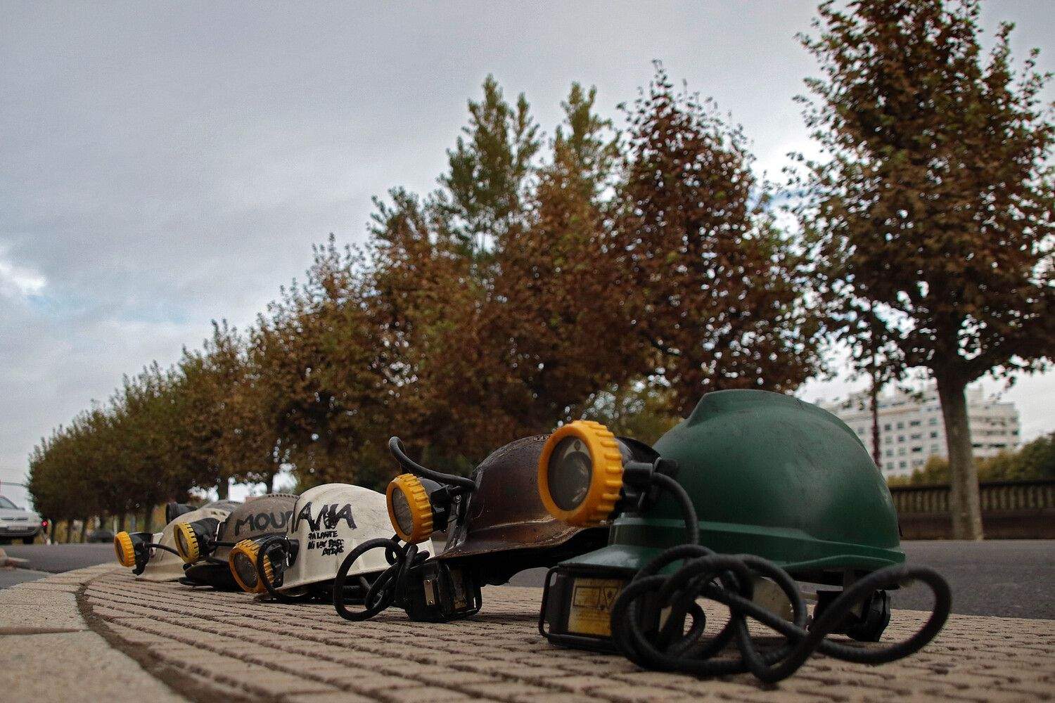 Familiares de los seis mineros muertos en el Pozo Emilio se manifiestan ante los juzgados de León | Peio García / ICAL Familiares de los seis mineros muertos en el Pozo Emilio se manifiestan ante los juzgados de León | Peio García / ICAL