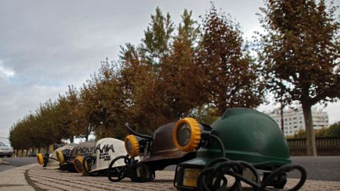 Familiares de los seis mineros muertos en el Pozo Emilio se manifiestan ante los juzgados de León | Peio García / ICAL 