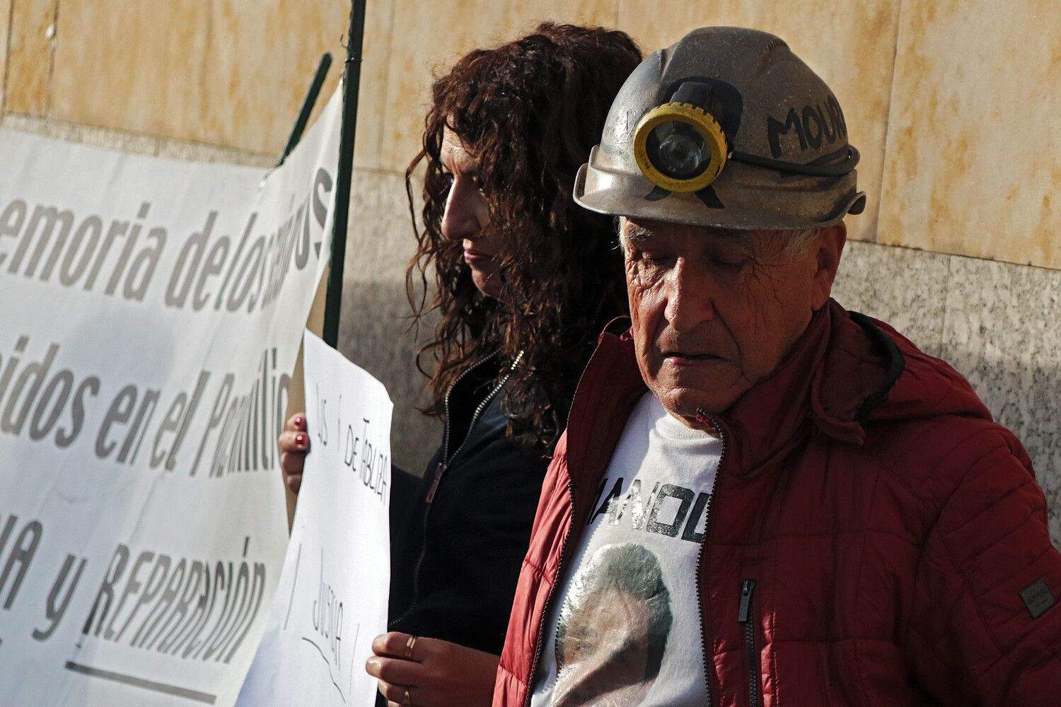 Familiares de los seis mineros muertos en el Pozo Emilio se manifiestan ante los juzgados de León | Peio García / ICAL Familiares de los seis mineros muertos en el Pozo Emilio se manifiestan ante los juzgados de León | Peio García / ICAL