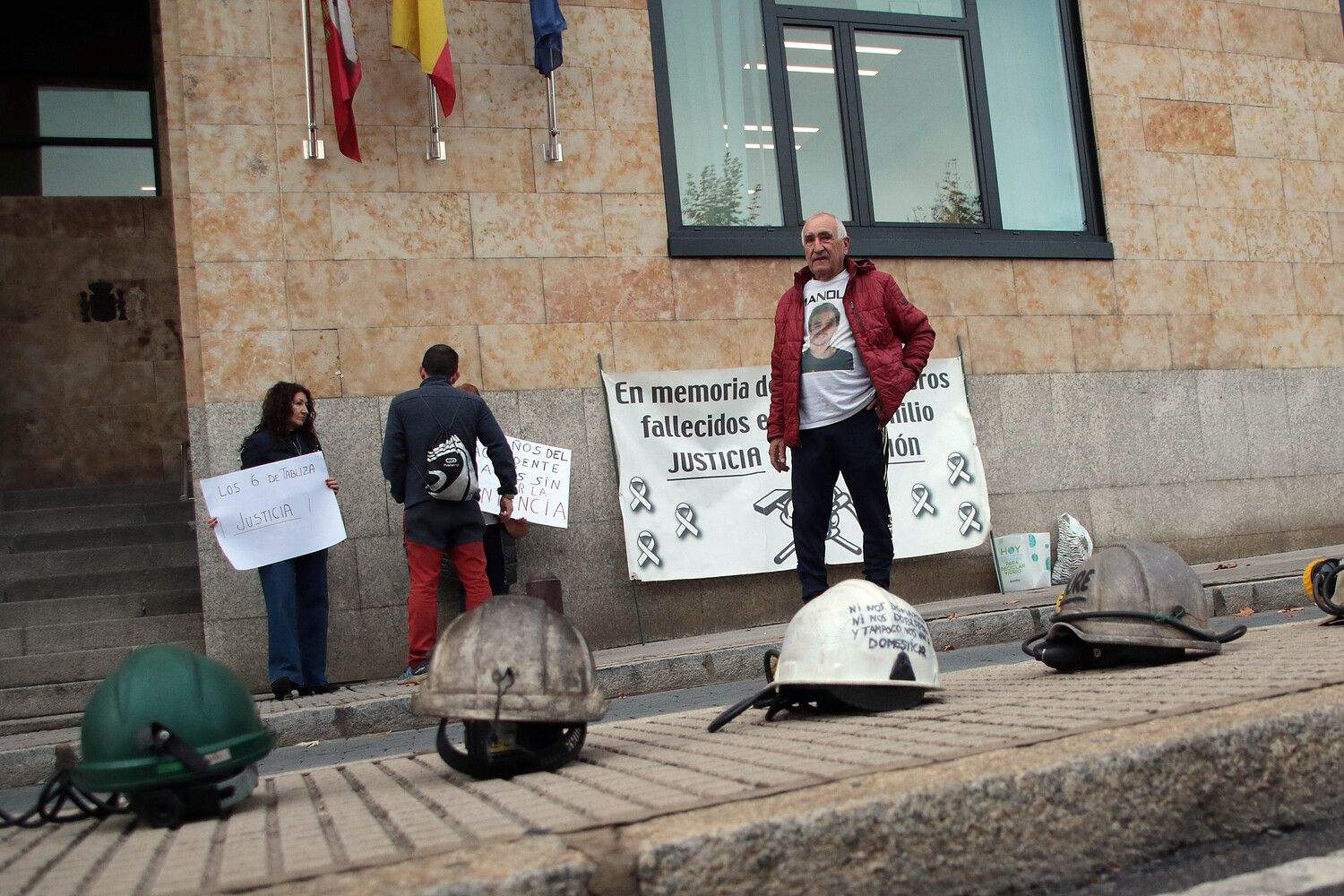 Familiares de los seis mineros muertos en el Pozo Emilio se manifiestan ante los juzgados de León | Peio García / ICAL 
