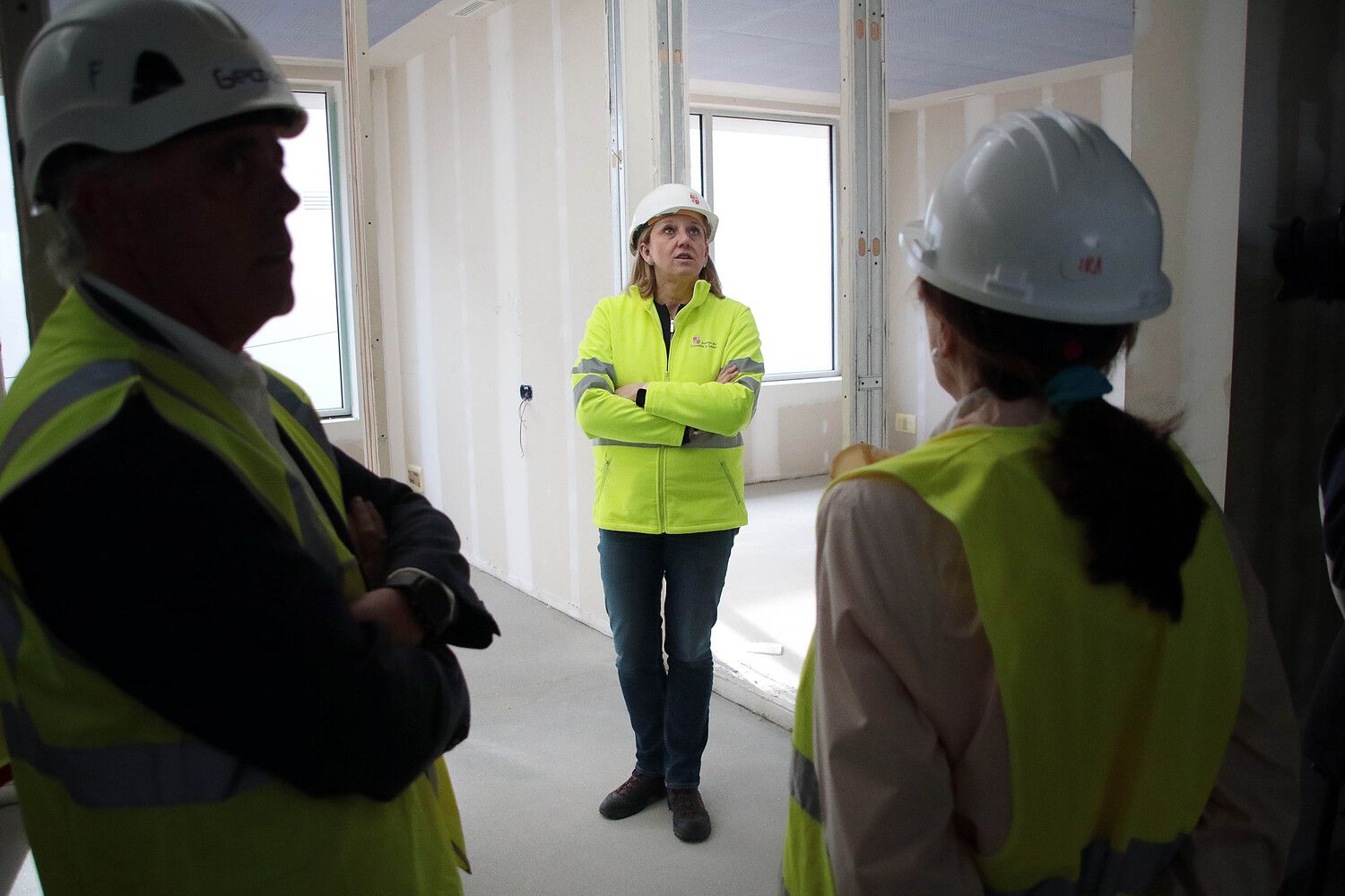 La vicepresidenta de la Junta de Castilla y León y consejera de Familia e Igualdad de Oportunidades, Isabel Blanco, visita las obras de la Unidad de Valoración de León | Peio García / ICAL
