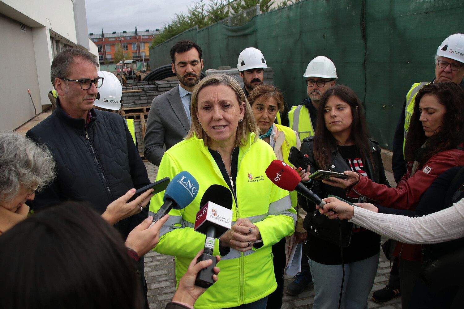 La vicepresidenta de la Junta de Castilla y León y consejera de Familia e Igualdad de Oportunidades, Isabel Blanco, visita las obras de la Unidad de Valoración de León | Peio García / ICAL