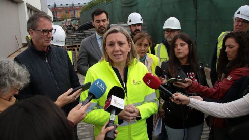 La vicepresidenta de la Junta de Castilla y León y consejera de Familia e Igualdad de Oportunidades, Isabel Blanco, visita las obras de la Unidad de Valoración de León | Peio García / ICAL