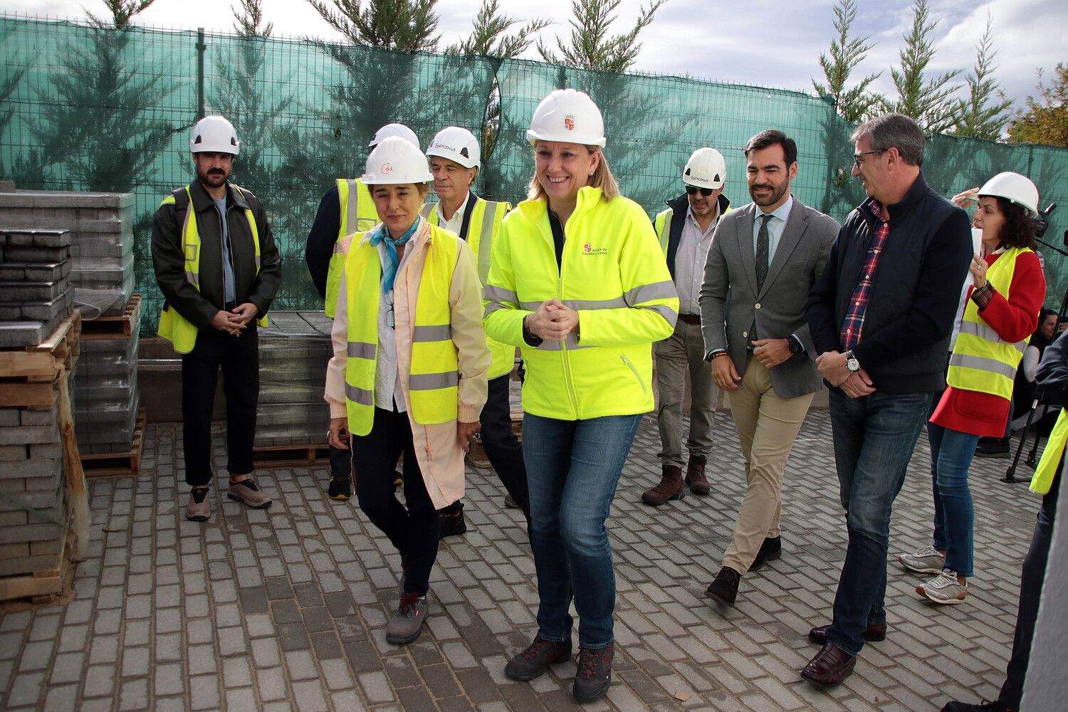 La vicepresidenta de la Junta de Castilla y León y consejera de Familia e Igualdad de Oportunidades, Isabel Blanco, visita las obras de la Unidad de Valoración de León | Peio García / ICAL