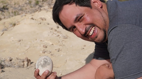 Hallan un huevo de dinosaurio casi intacto en la Patagonia argentina | Foto: @paleocueva.lacev