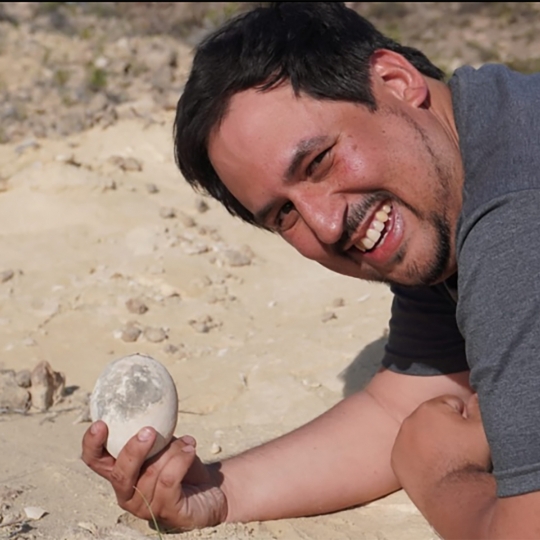 Hallan un huevo de dinosaurio casi intacto en la Patagonia argentina | Foto: @paleocueva.lacev