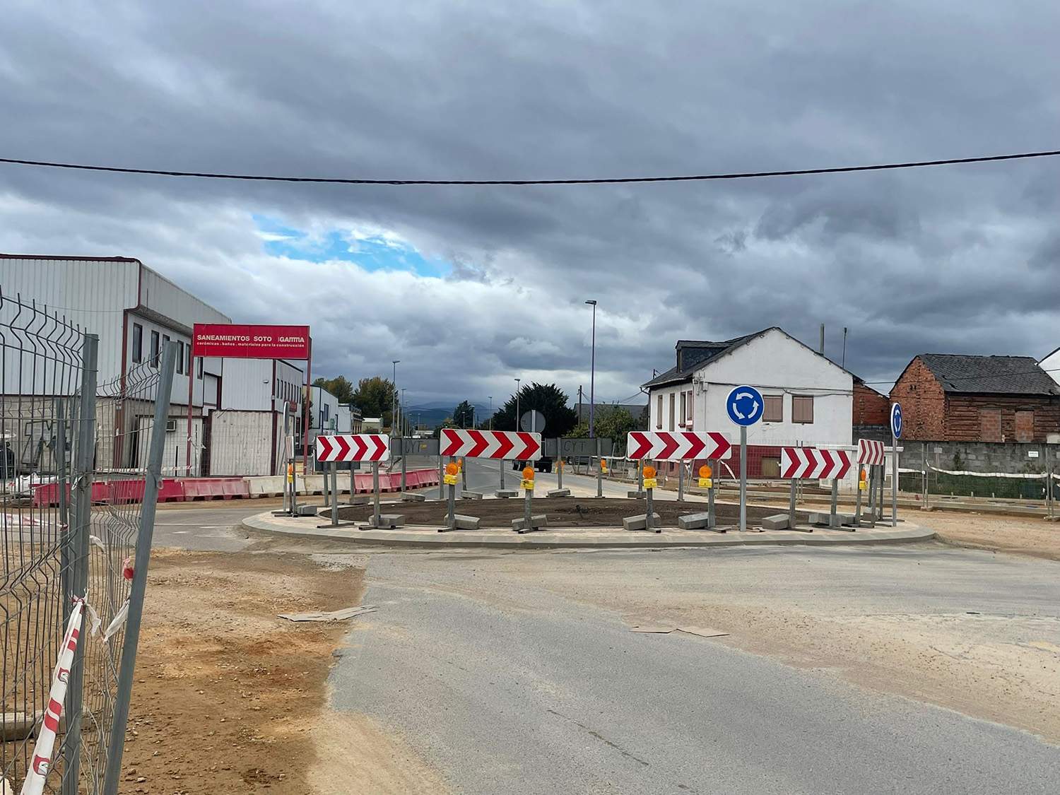 Obras en la rotonda de acceso a Toral de Merayo