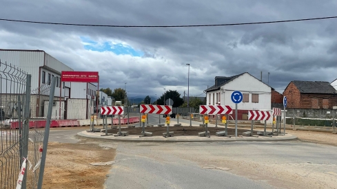 Obras en la rotonda de acceso a Toral de Merayo