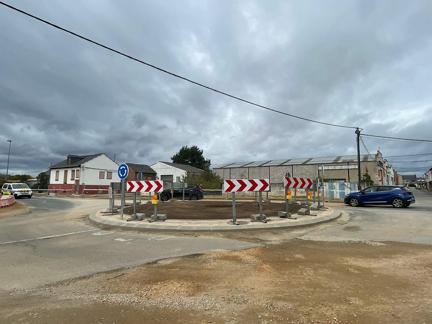 Obras en la rotonda de acceso a Toral de Merayo