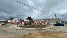 Obras en la rotonda de acceso a Toral de Merayo