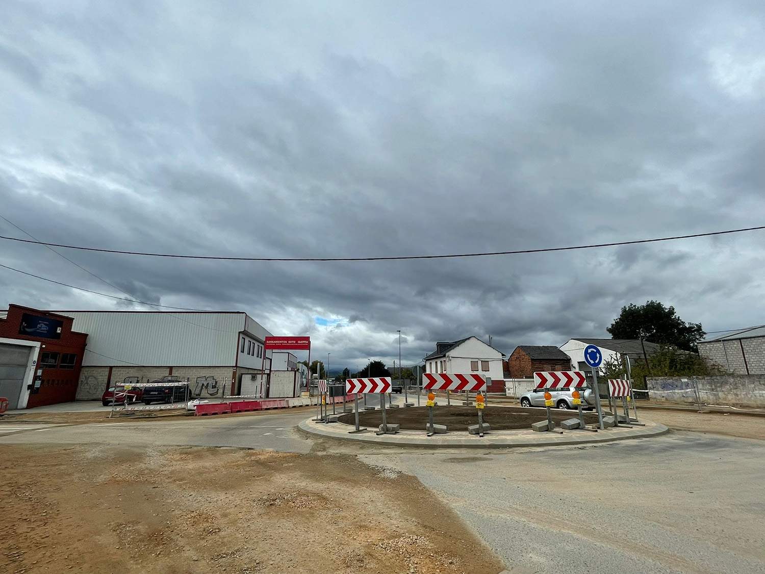 Obras en la rotonda de acceso a Toral de Merayo