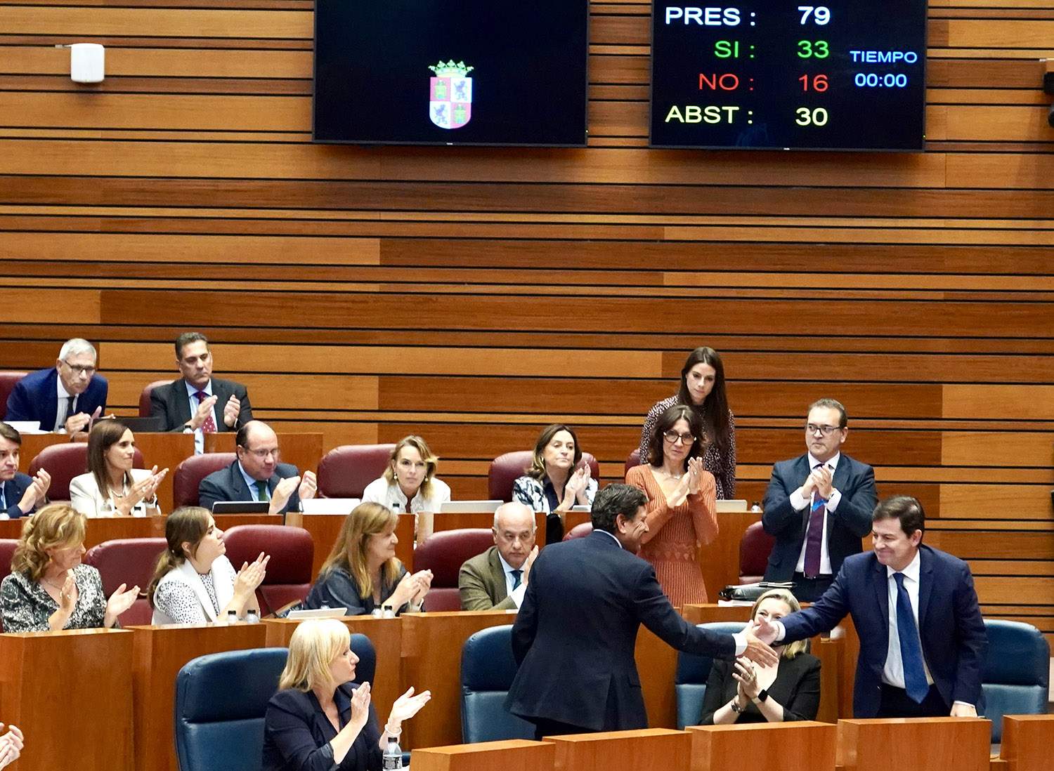 Miriam Chacón ICAL . El presidente de la Junta Alfonso Fernández Mañueco felicita al consejero de Economía Carlos Fernández Carriedo tras la aprobación del techo de gasto en el Pleno de las Cortes