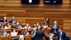 Miriam Chacón ICAL . El presidente de la Junta Alfonso Fernández Mañueco felicita al consejero de Economía Carlos Fernández Carriedo tras la aprobación del techo de gasto en el Pleno de las Cortes