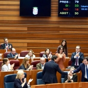 Miriam Chacón ICAL . El presidente de la Junta Alfonso Fernández Mañueco felicita al consejero de Economía Carlos Fernández Carriedo tras la aprobación del techo de gasto en el Pleno de las Cortes