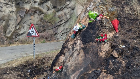Muestras de condolencias en el fatídico punto del accidente 