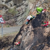 Muestras de condolencias en el fatídico punto del accidente 