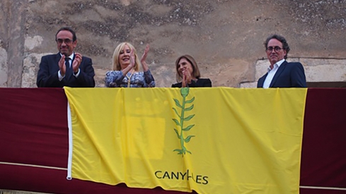 La doctora de Villafranca del Bierzo, Marisa López Teijón (I), y a alcaldesa de Canyelles, Rosa Huguet (D)