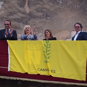 La doctora de Villafranca del Bierzo, Marisa López Teijón (I), y a alcaldesa de Canyelles, Rosa Huguet (D)