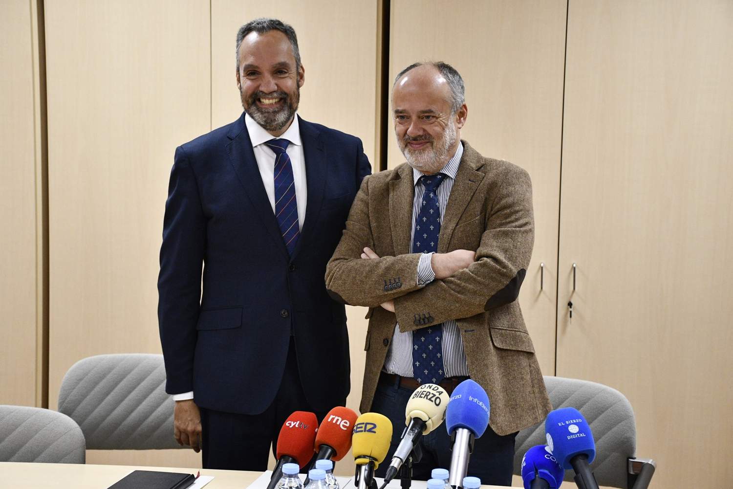 El juez decano de Ponferrada, Óscar Hernáiz (I), y el presidente de la Audiencia Provincial de León, Pablo Arraiza (D) El juez decano de Ponferrada, Óscar Hernáiz (I), y el presidente de la Audiencia Provincial de León, Pablo Arraiza (D)
