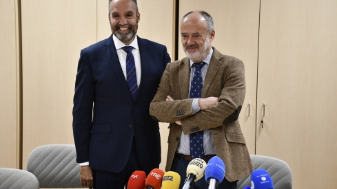 El juez decano de Ponferrada, Óscar Hernáiz (I), y el presidente de la Audiencia Provincial de León, Pablo Arraiza (D)