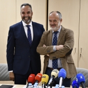 El juez decano de Ponferrada, Óscar Hernáiz (I), y el presidente de la Audiencia Provincial de León, Pablo Arraiza (D)