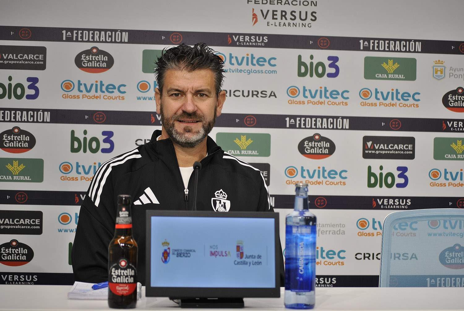 El entrenador de la Ponferradina, Fernando Estévez