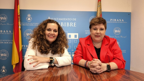 La alcaldesa de Bembibre, Silvia Cao, y la concejala de Cultura, Comercio, Turismo y Fiestas de Bembibre Belén Martín