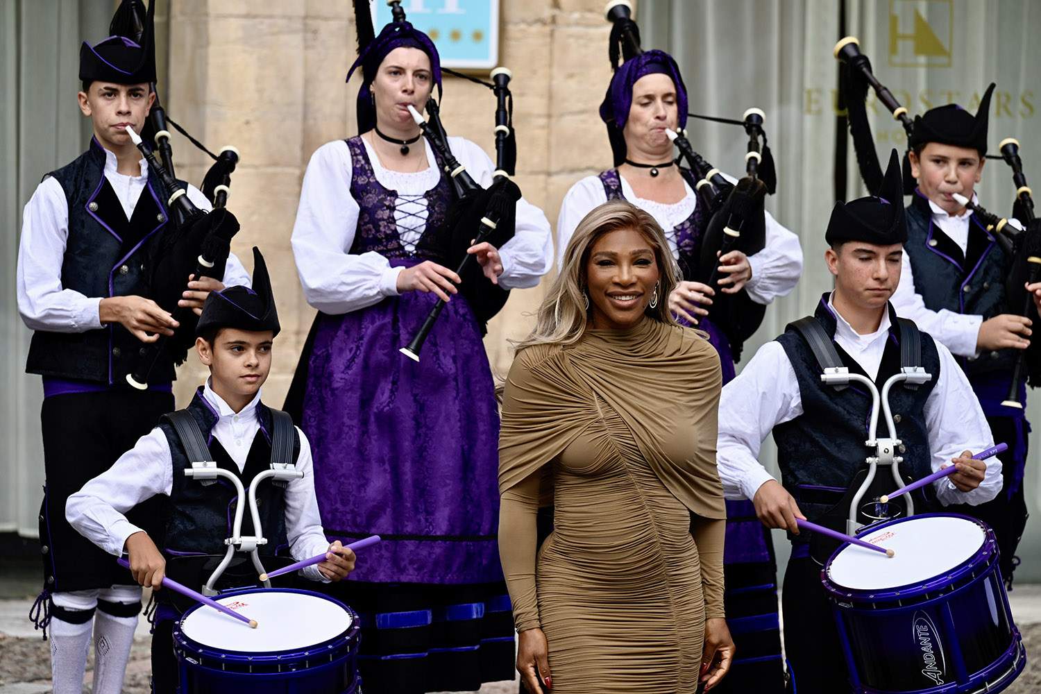 Serena William recibida por los gaiteros en su llegada a la ceremonia de los Premios Princesa de Asturias. Fotos @fpa