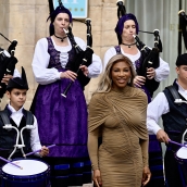 Serena William recibida por los gaiteros en su llegada a la ceremonia de los Premios Princesa de Asturias. Fotos @fpa