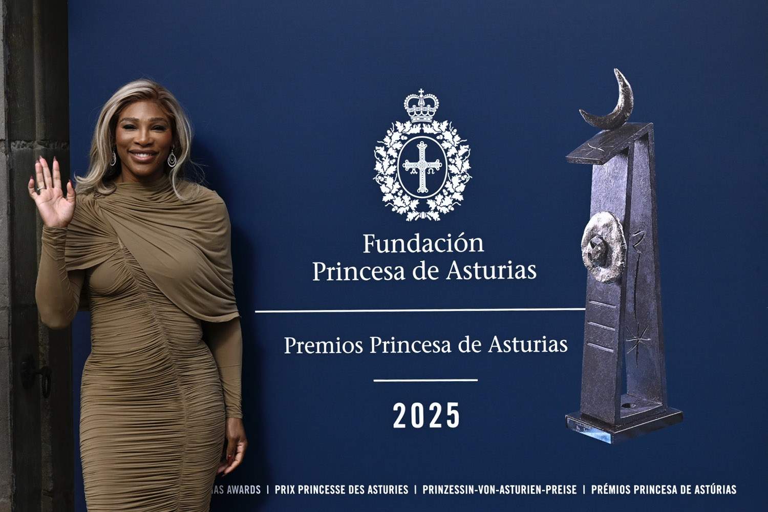 Serena William recibida por los gaiteros en su llegada a la ceremonia de los Premios Princesa de Asturias.1
