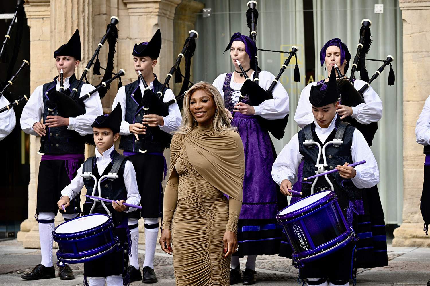 Serena William recibida por los gaiteros en su llegada a la ceremonia de los Premios Princesa de Asturias 12
