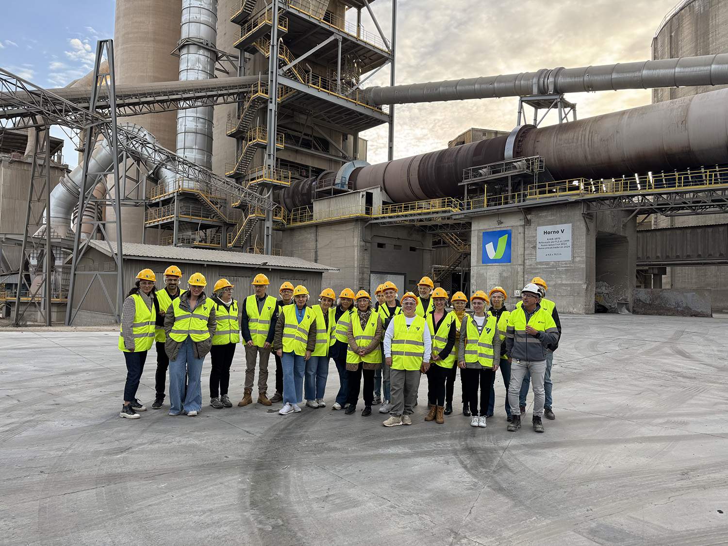 Cementos Cosmos recibe la visita de 20 profesiores del Bierzo Cementos Cosmos recibe la visita de 20 profesiores del Bierzo