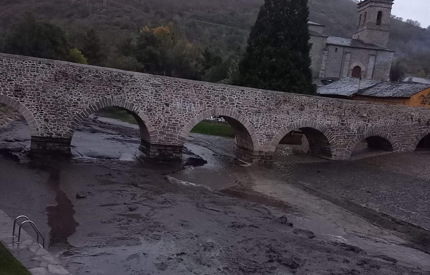 Este es el estado del río Meruelo a su paso por Molinaseca con las primeras lluvias tras los incendios | Foto: Asociación Tyto Alba