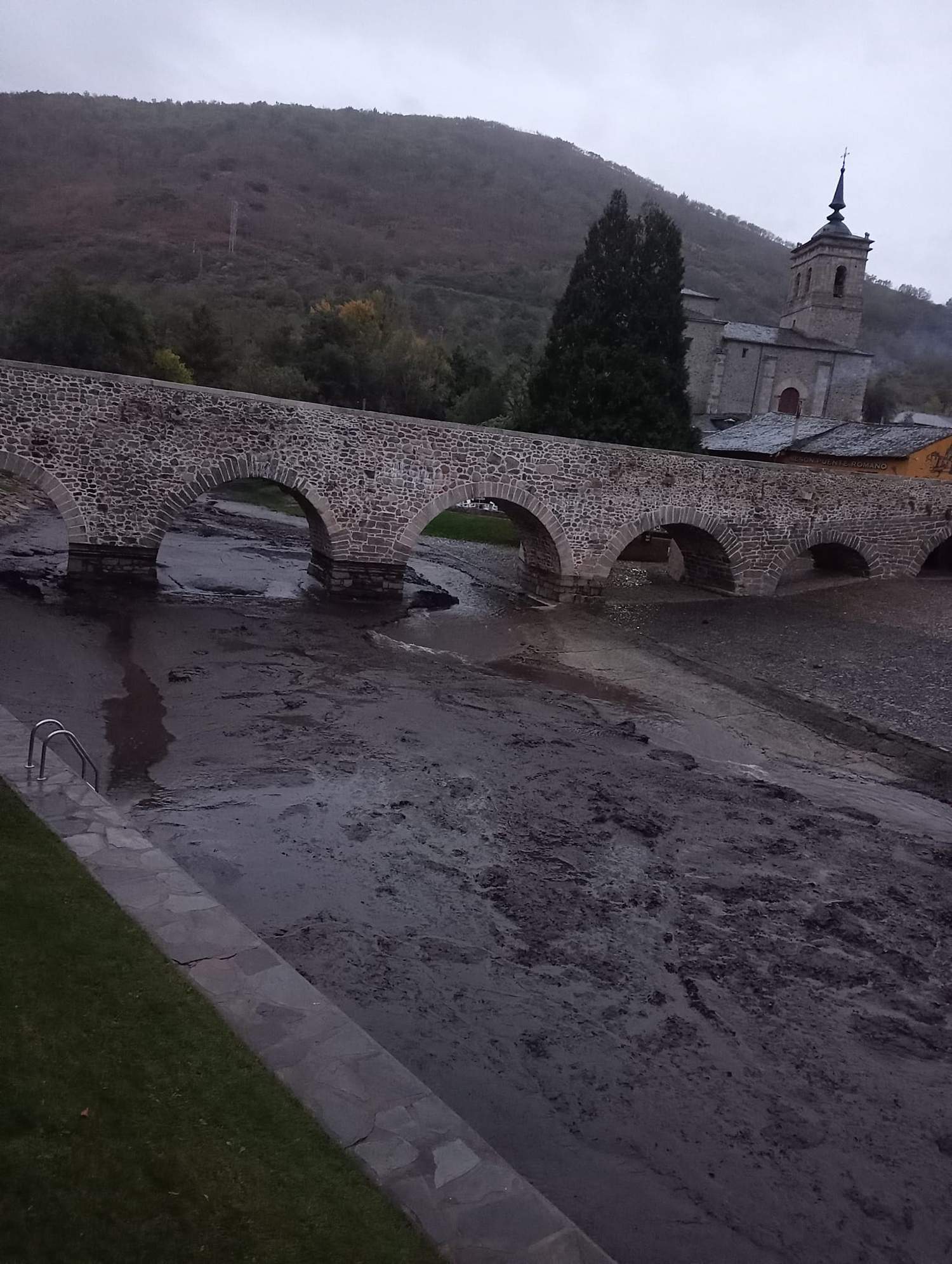 El río Meruelo a su paso por Molinaseca