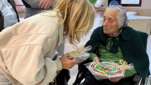 La vecina de Vega de Valcarce Pura Prada cumple 100 años rodeada de amor y arte