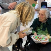 La vecina de Vega de Valcarce Pura Prada cumple 100 años rodeada de amor y arte