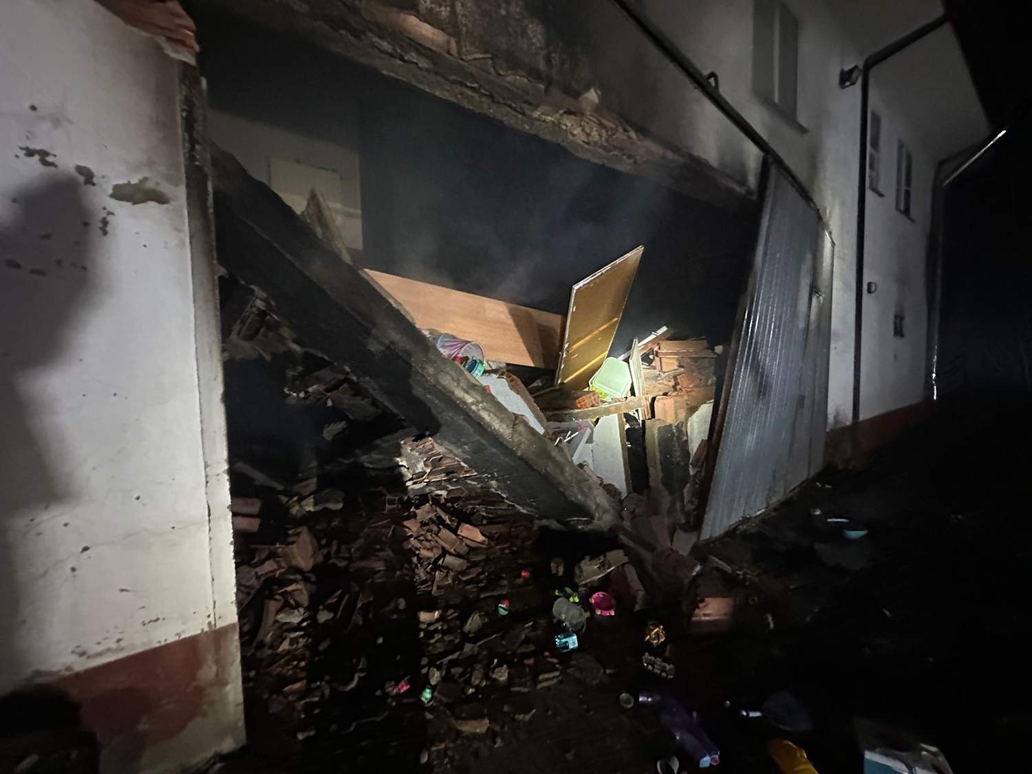 Arde una vivienda de dos plantas en Valdería de Torío (León) tras un incendio que se originó en la cochera