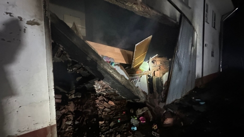 Arde una vivienda de dos plantas en Valdería de Torío (León) tras un incendio que se originó en la cochera