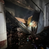 Arde una vivienda de dos plantas en Valdería de Torío (León) tras un incendio que se originó en la cochera