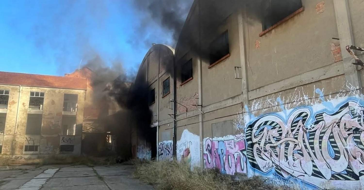 Sofocado un incendio en la antigua azucarera de Veguellina de Órbigo (León)